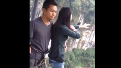 蹦极的一年就遇这么一个美女,人家的小腿顶下去也是迫不得已!